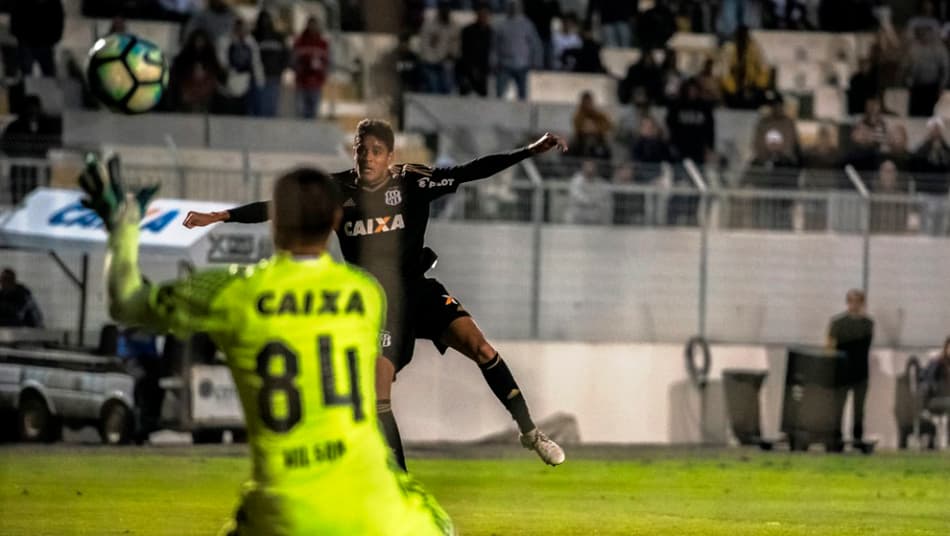 Sheik marca duas vezes, e Ponte Preta goleia o Coritiba em Campinas