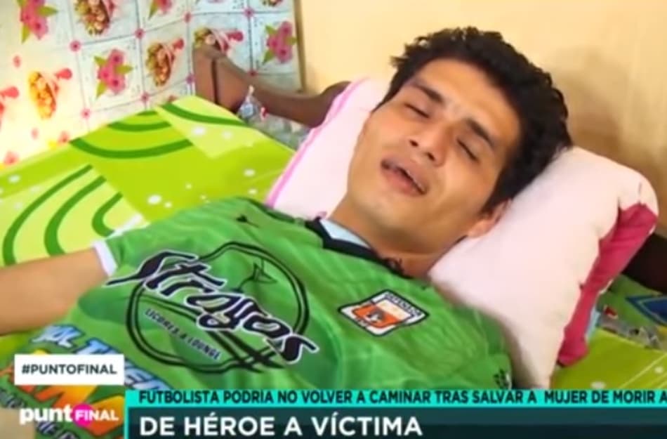 Goleiro peruano vítima de acidente recebe ajuda de jogador da seleção