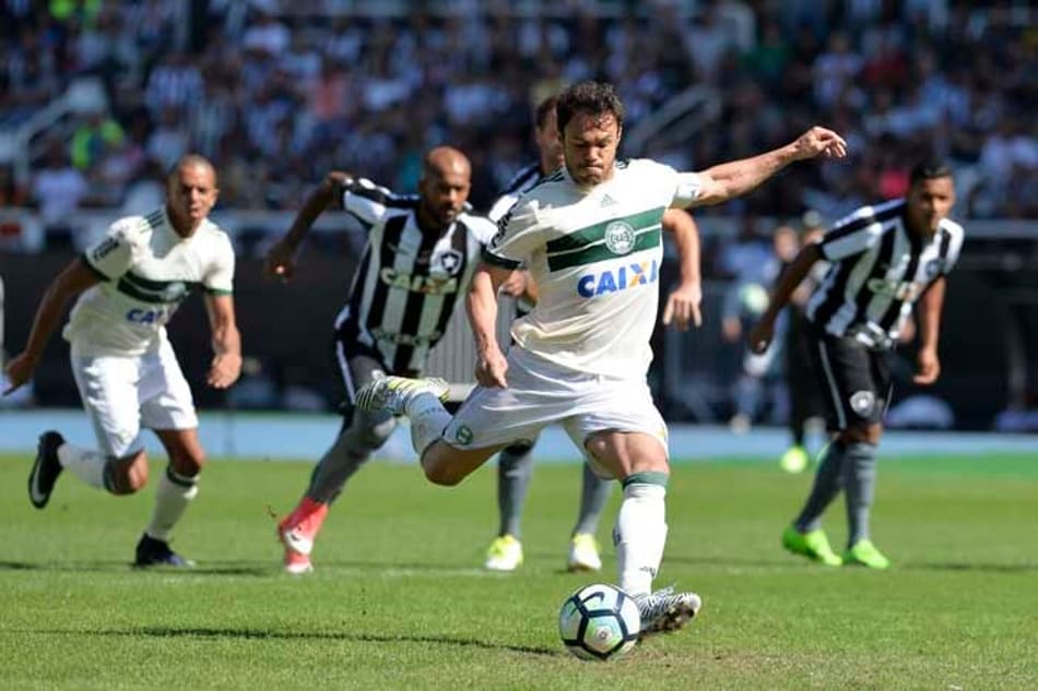 Coritiba 'reverte' pena e libera Kleber para atuar contra o Vitória