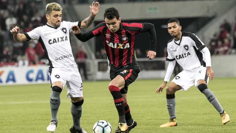 Técnico do Atlético-PR reclama da postura do Botafogo
