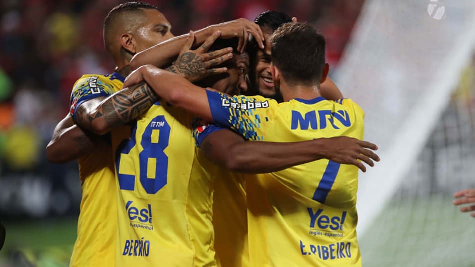No sufoco, o Flamengo venceu o Coritiba por 2 a 1 e chegou ao terceiro lugar no Brasileiro