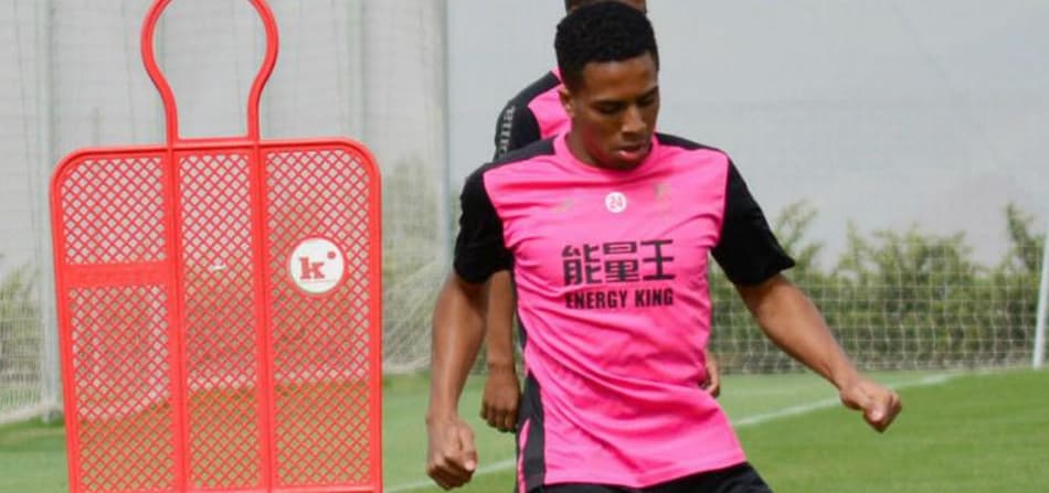 Sem descartar volta futura ao Corinthians, jovem treina com profissionais no Granada