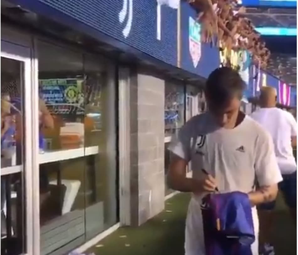 Dybala autografa camisa do Barcelona e deixa torcida eufórica