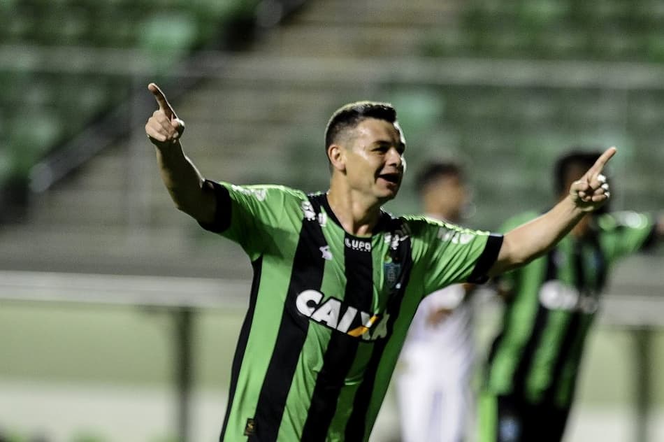 Em boa fase, Ruy foca em retorno aos gramados no América-MG