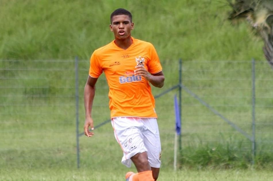 Vasco contrata zagueiro para o sub-20