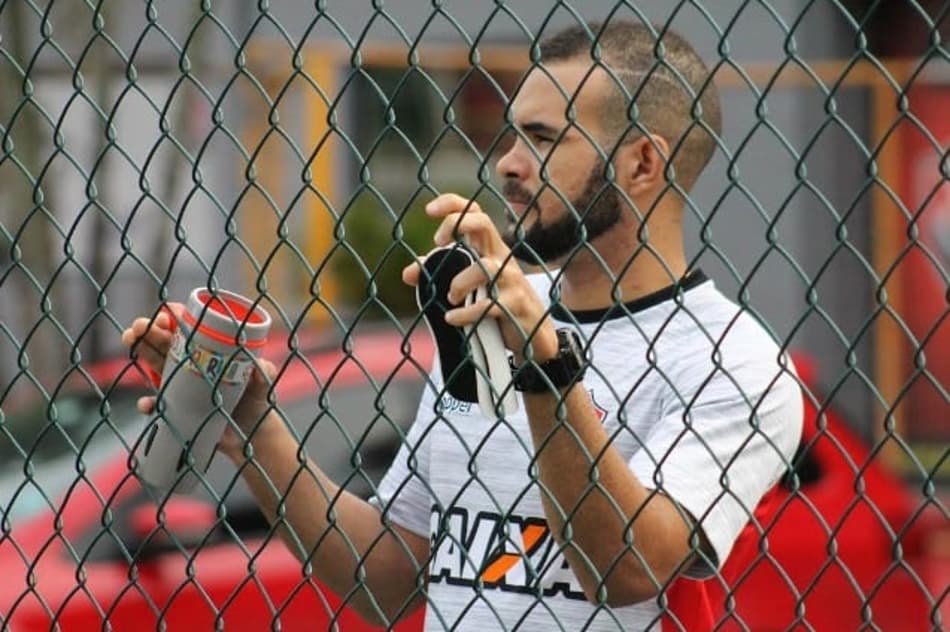 Volante do Vitória apresenta evolução após cirurgia