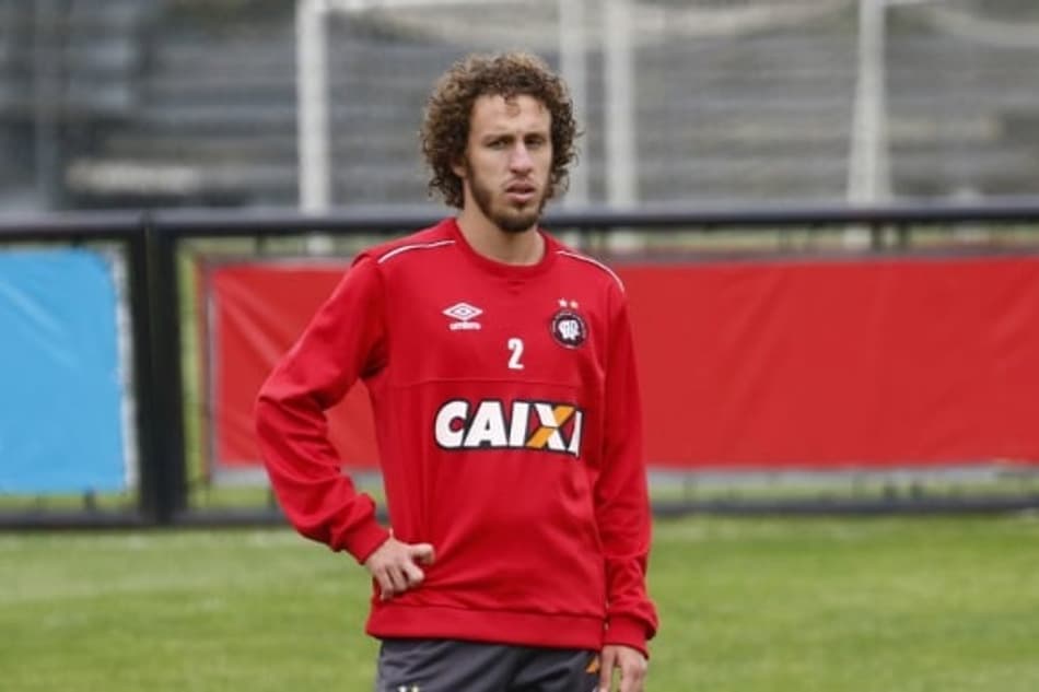 Em recuperação, Galhardo tem acerto com o Cruzeiro adiado