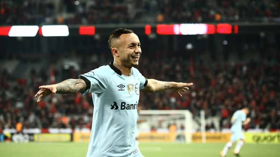 Grêmio vence o Atlético-PR de virada e confirma vaga na semifinal