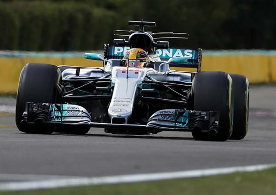 Hamilton: "Está apertado entre Ferrari, Red Bull e nós"