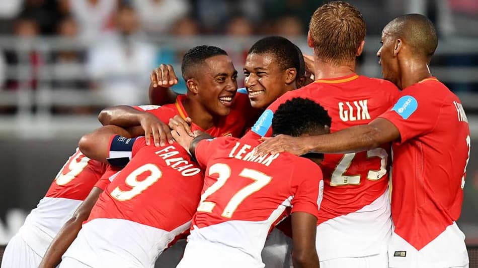Com gol de Dani Alves, PSG bate Monaco e fatura Supercopa da França