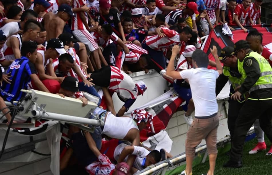 Na Colômbia, 13 pessoas ficam feridas em queda de proteção de arquibancada