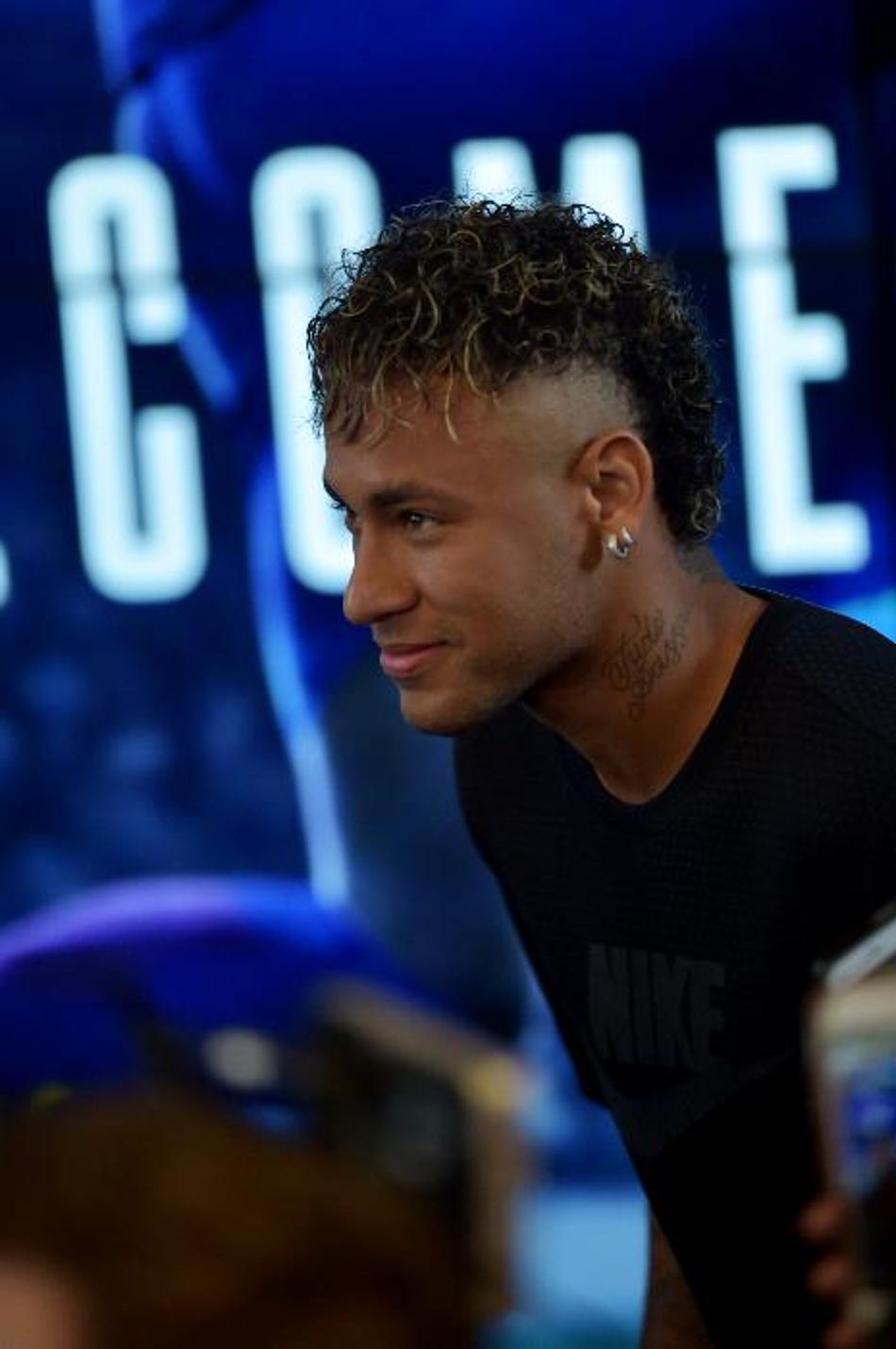 Neymar se apresenta apenas para “despedida” de companheiros no Barcelona