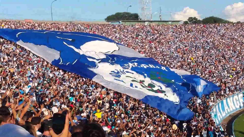 Sob intervenção judicial, time tem o técnico mais longevo do país e sonha com a elite do Brasileirão