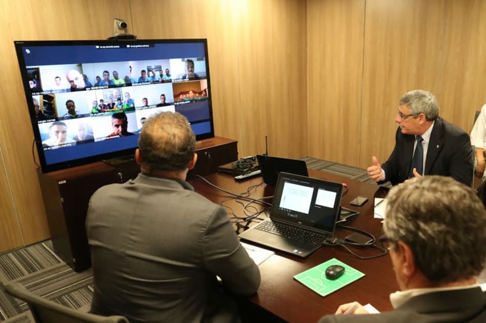 Comissão de arbitragem conversa com árbitros (Foto: Lucas Figueiredo/CBF)