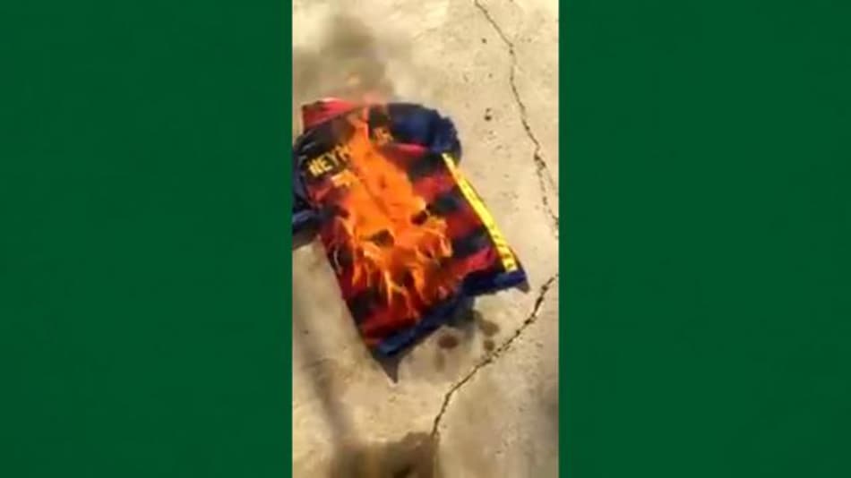 VÍDEO: Torcedor coloca fogo em camisa de Neymar após saída do Barcelona