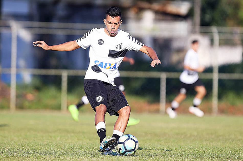 Cria de Dorival, lateral da base não renova contrato e deixa o Santos