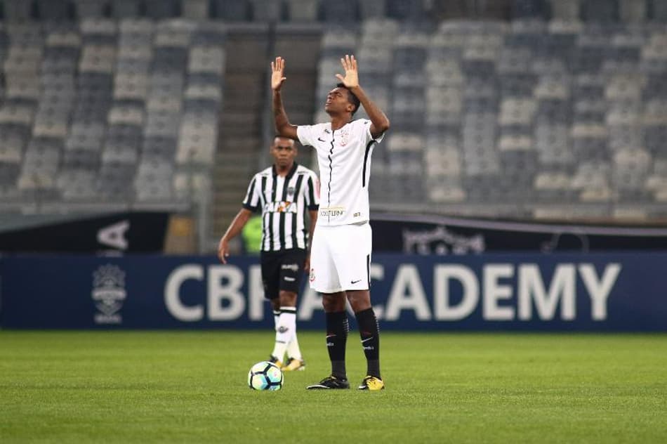 Jô iguala número de gols da primeira passagem pelo Corinthians