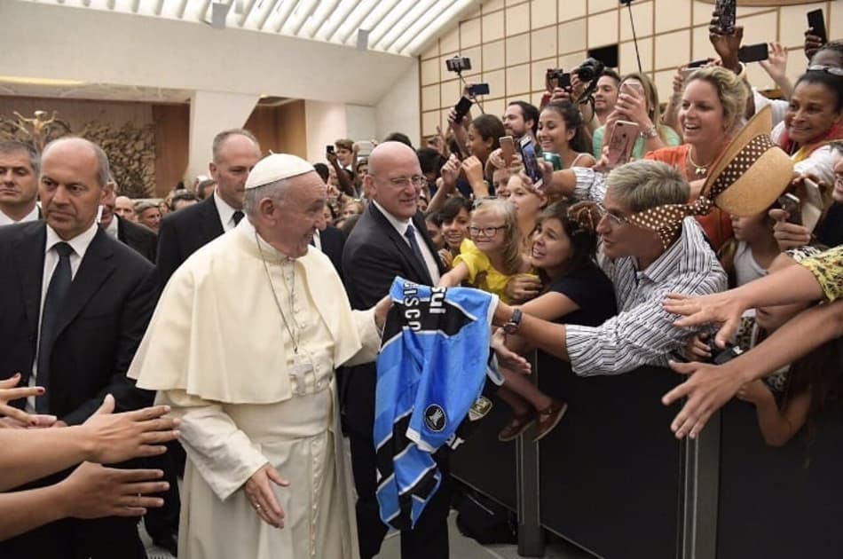 Papa Francisco recebe camisa do Grêmio durante evento no Vaticano
