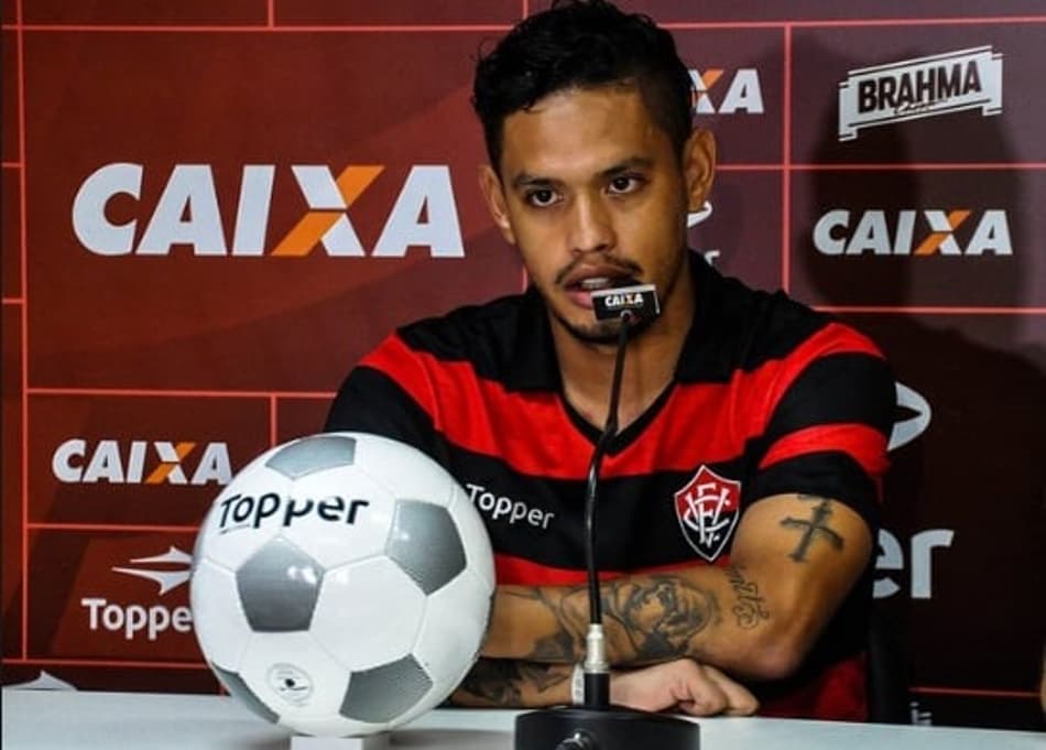 Jogador do Vitória é julgado no STJD e pega gancho de uma partida