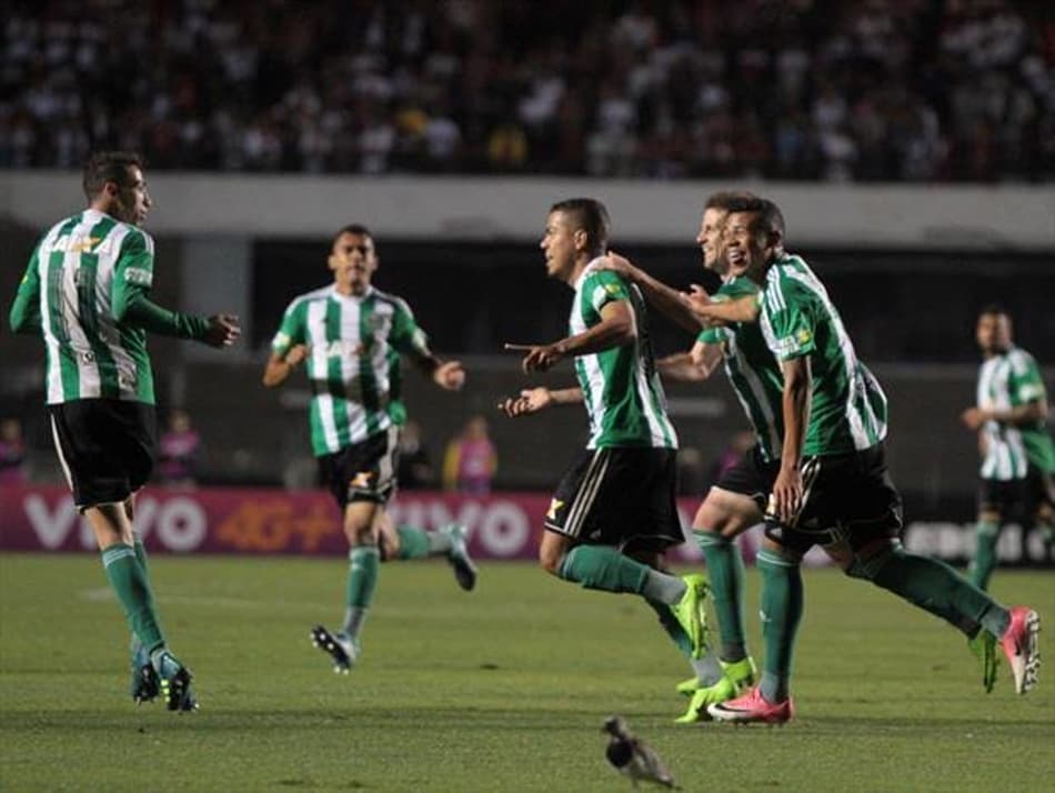 Carleto comemora vitória do Coritiba e foca na reação da equipe na Série A