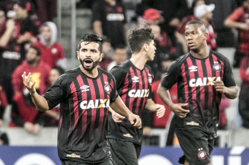 Atlético-PR estreia nova camisa em goleada sobre o Avaí; confira imagens