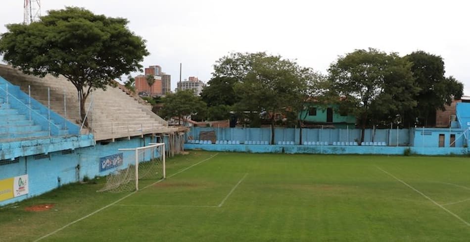 Árvore receberá camiseta de clube da segunda divisão no Paraguai