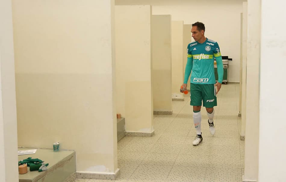 Reserva e com futuro incerto, Prass mantém ânimo e ganha nova chance