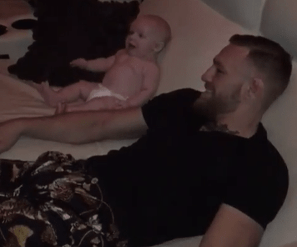 Conor McGregor assiste evento do UFC ao lado do filho recém-nascido