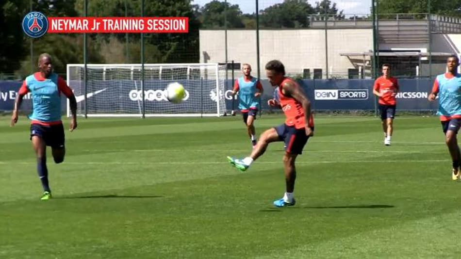 VÍDEO: PSG mostra show de Neymar em treino, com direito a gol por cobertura