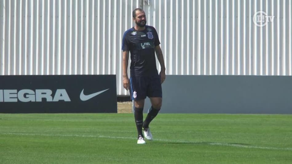 VÍDEO: Danilo se destaca em treino do Corinthians com golaço no ângulo