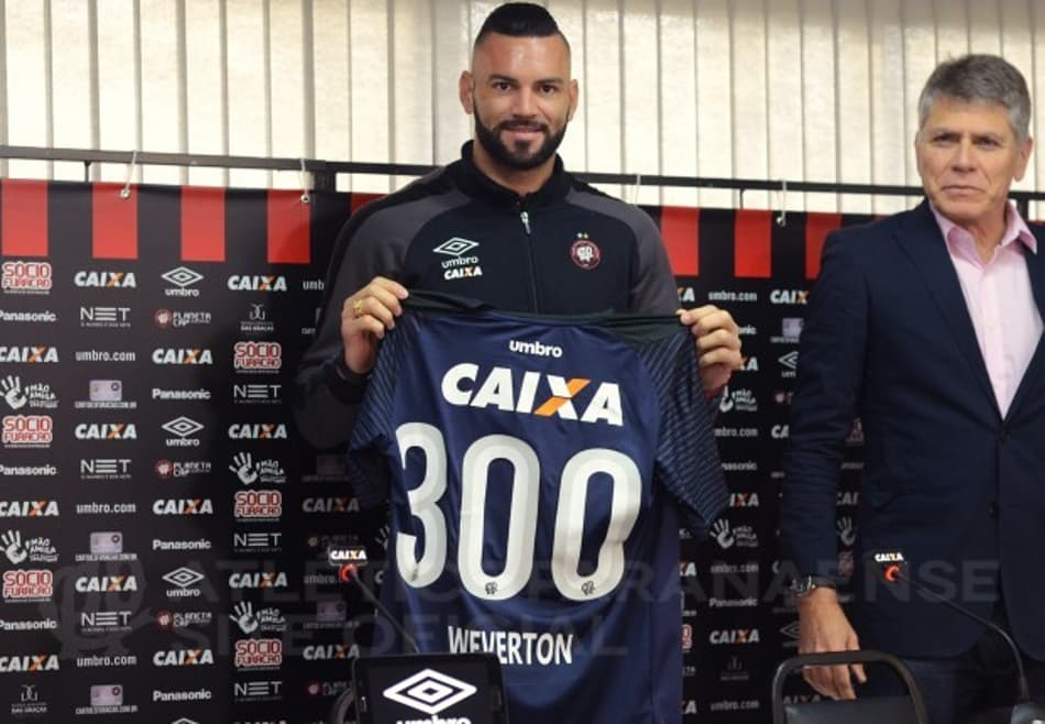 Goleiro Weverton vai completar 300 jogos pelo Atlético-PR nesta quinta