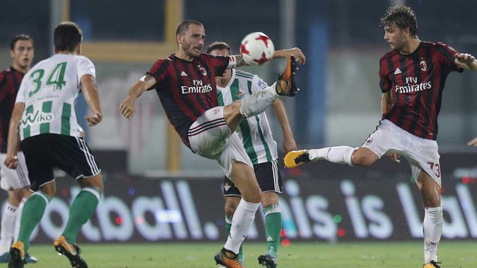 Em amistoso, Betis marca de pênalti no fim e derrota o Milan
