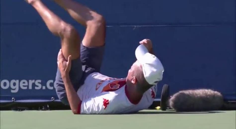 Espectador bêbado cai na quadra durante partida de Dimitrov