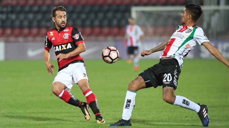 Vale mudar? Everton Ribeiro tem melhor rendimento centralizado