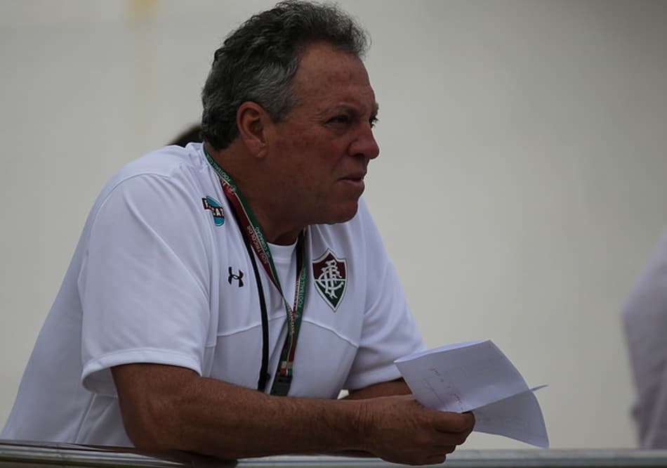 Abel se encanta com reforço após gol e assistência no 1º treino