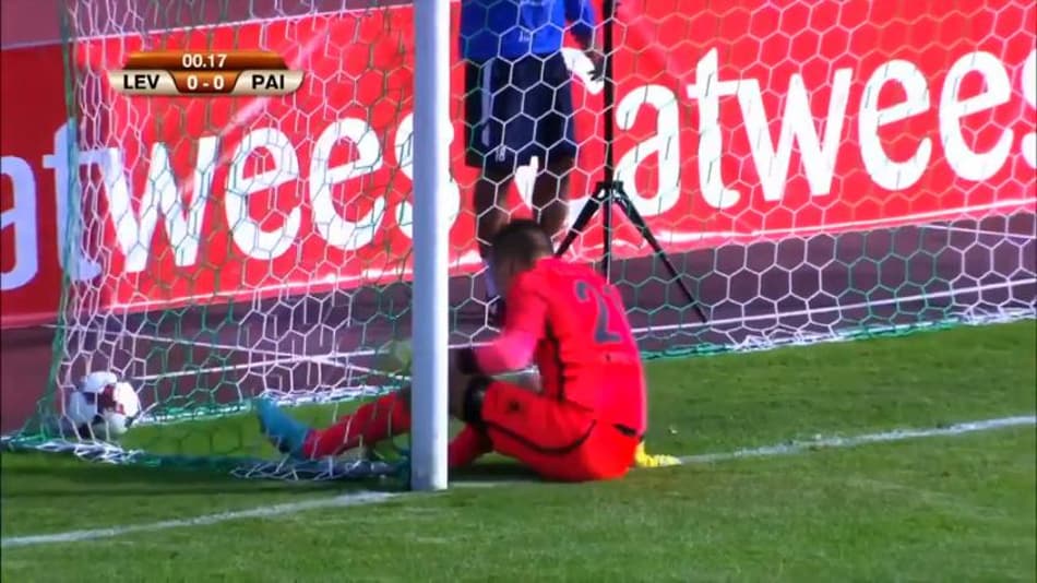 Time da Estônia faz gol contra sem que adversário toque na bola; assista