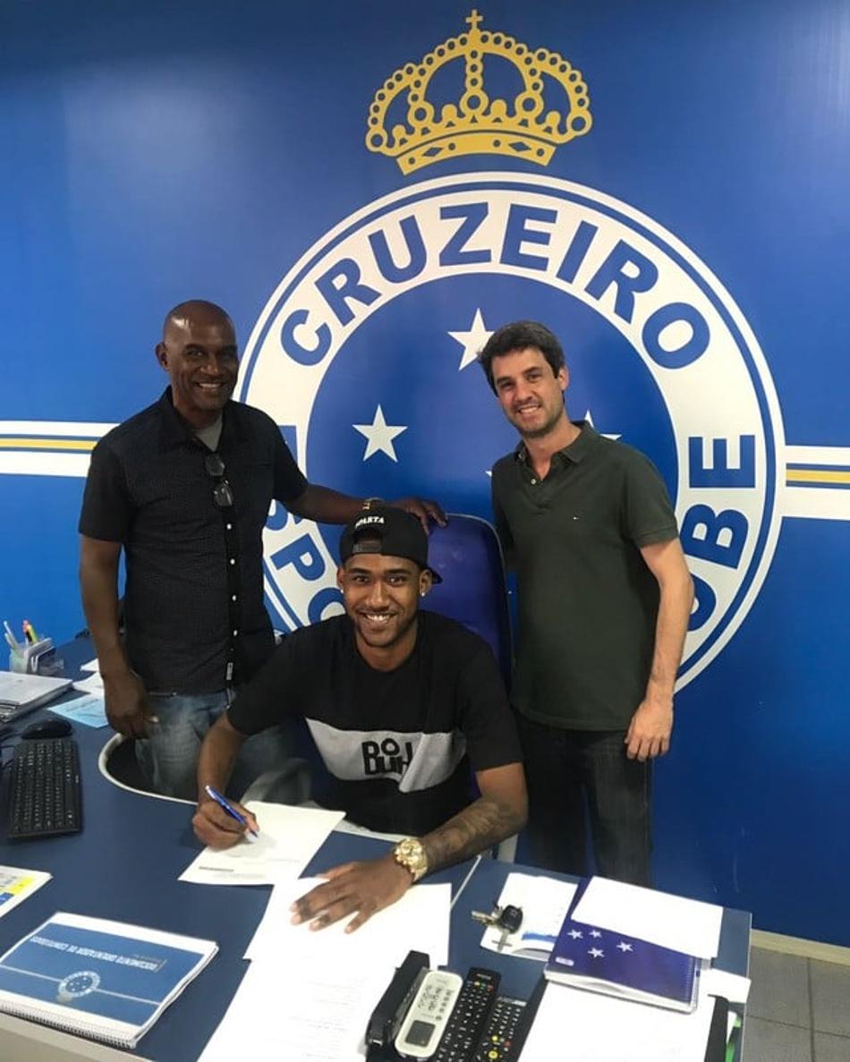 Cruzeiro anuncia a renovação de contrato com o zagueiro Arthur