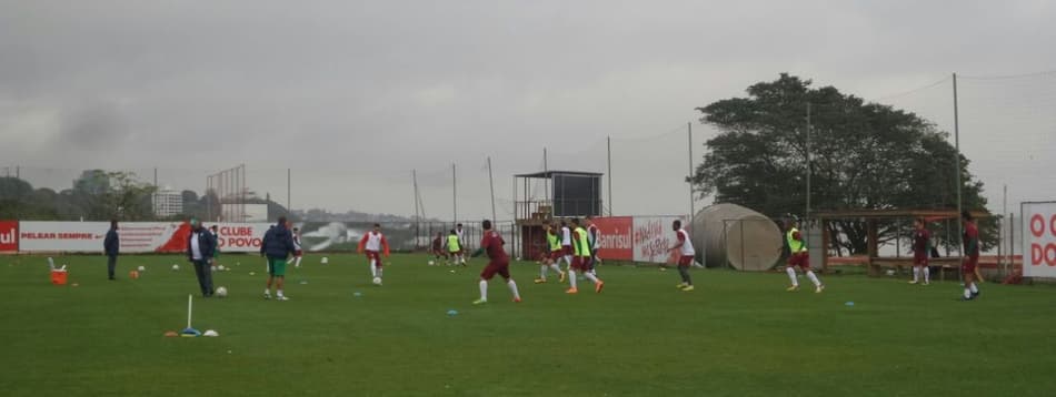 Vadão faz mistério em último treino do Guarani para o jogo com o Brasil