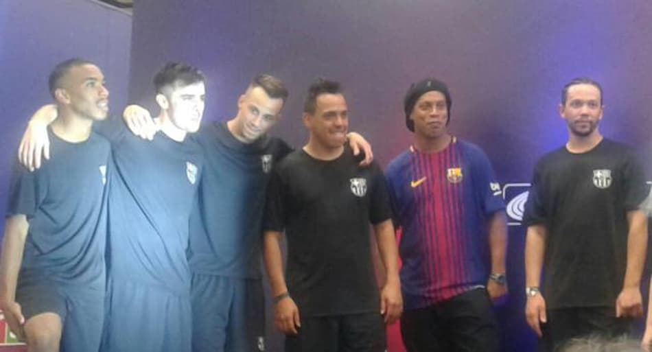 Ronaldinho participa de lançamento de coleção em São Paulo e exalta Neymar