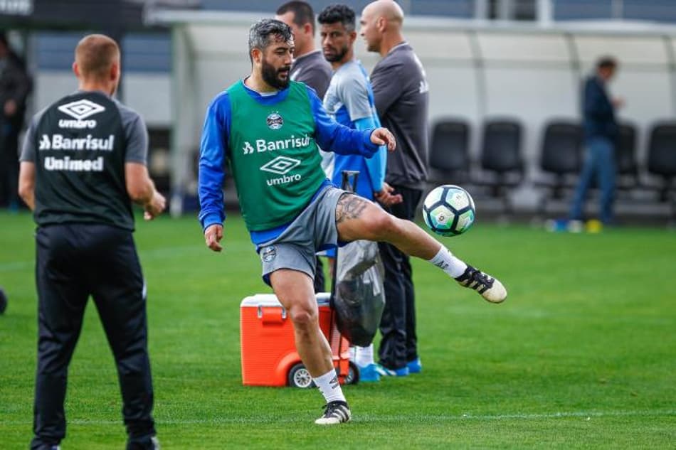 Douglas reaparece no gramado do CT Luiz Carvalho