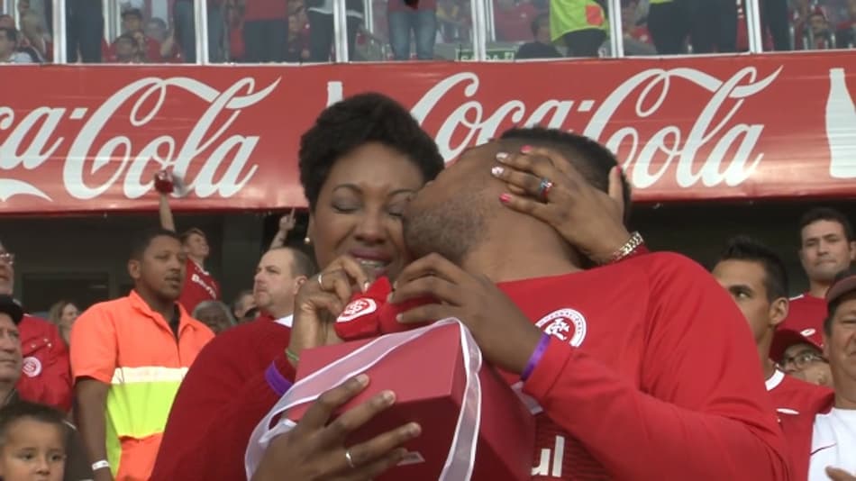 VÍDEO: Torcedor do Internacional tem surpresa de Dia dos Pais no Beira-Rio