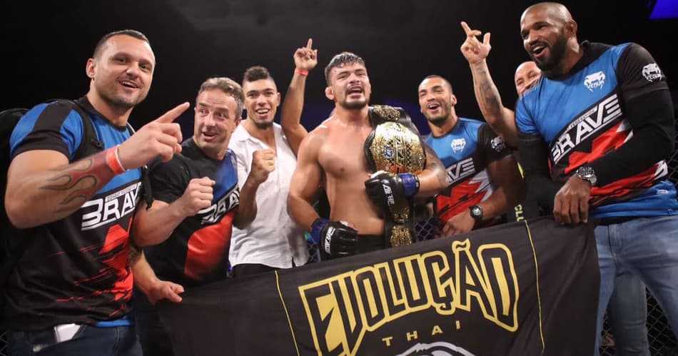 Klidson de Abreu finaliza e ganha cinturão inédito no Brave 8