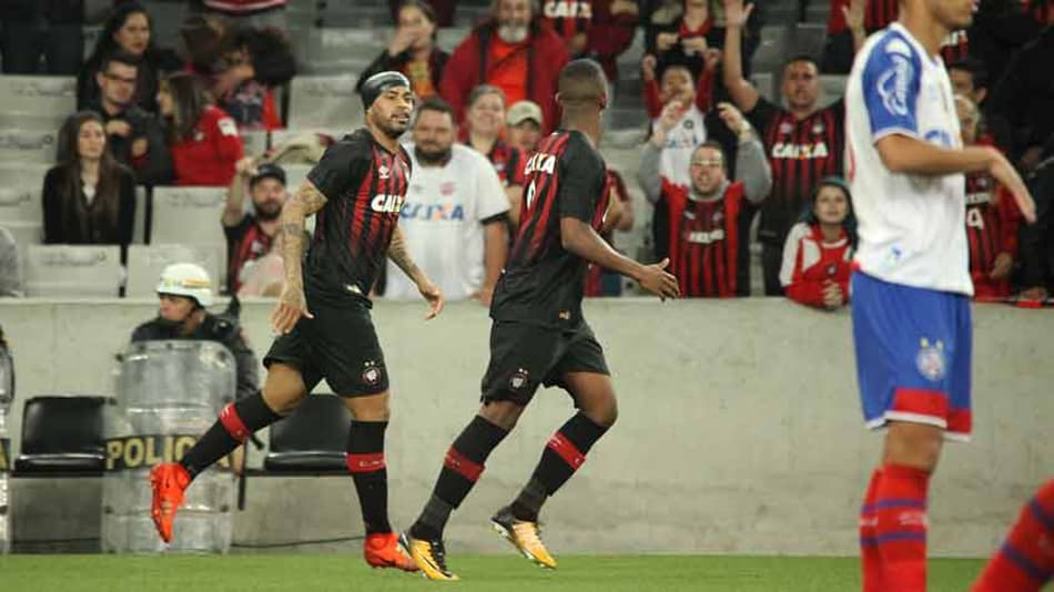 De virada, Atlético-PR goleia o Bahia e entra no G-6