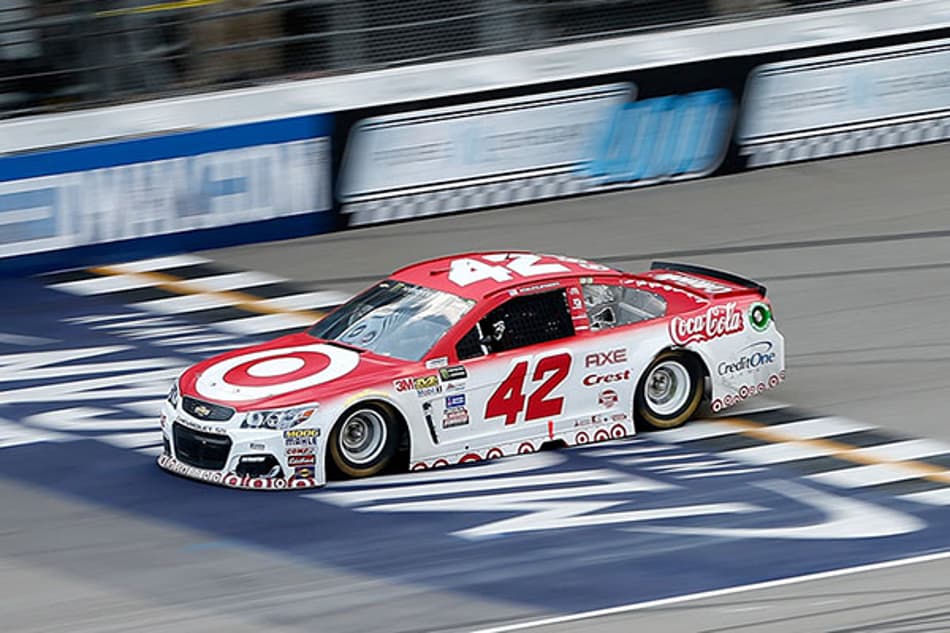 NASCAR: Kyle Larson garante vitória no fim pelo oval de Michigan