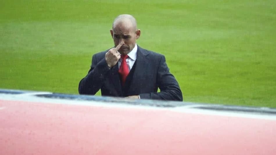 Técnico do Cruz Azul perde a cabeça e faz gesto obsceno para torcedor