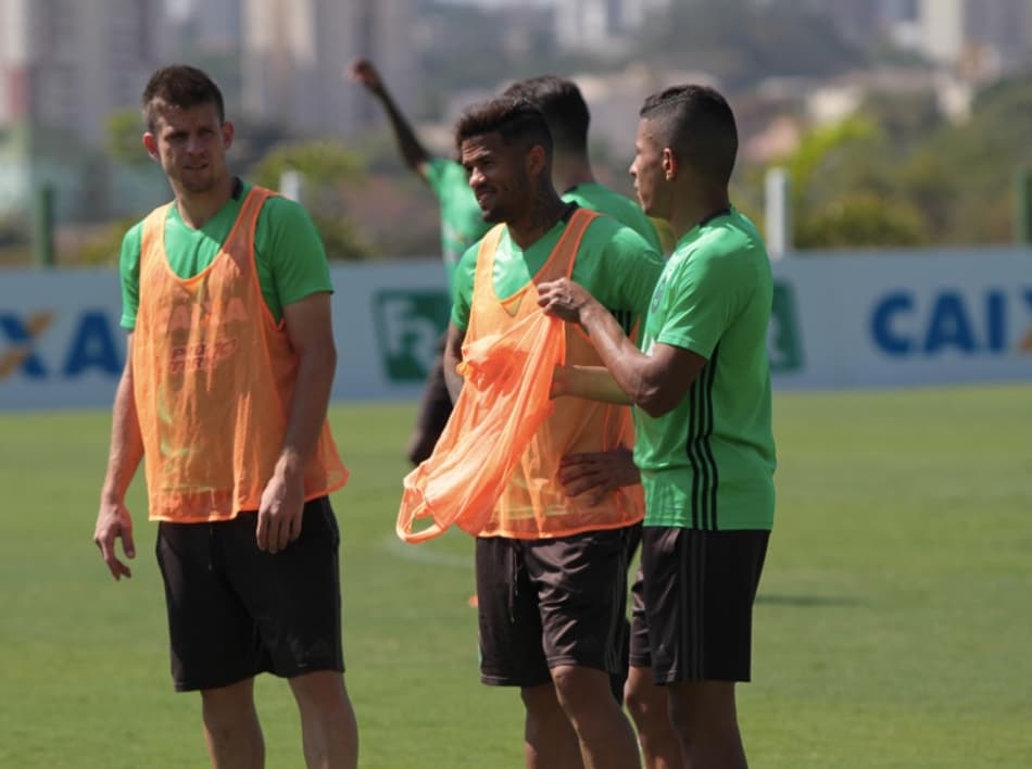 Para se reabilitar, lateral pede partida perfeita do Coxa contra o Santos