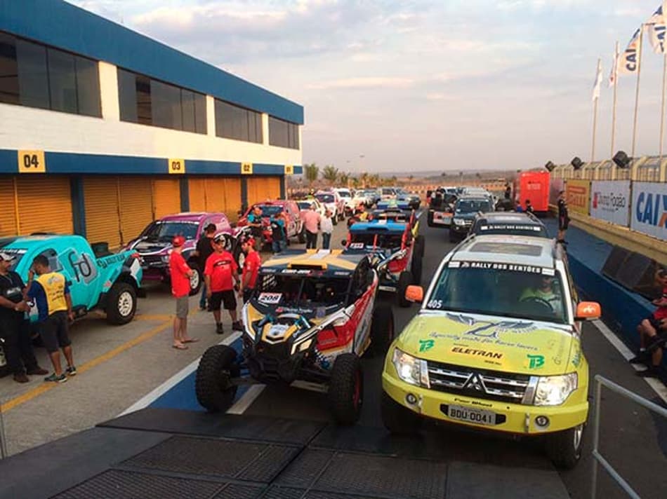Veículos do Rally dos Sertões são vistoriados antes da largada