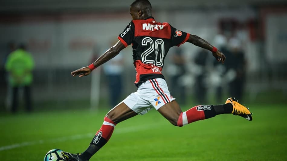 Vinicius Júnior finaliza para o gol