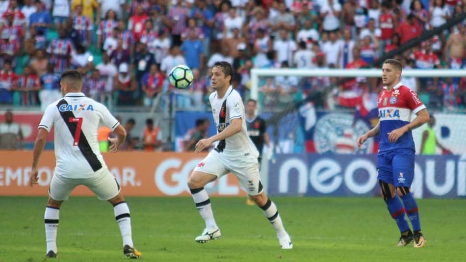 Na reestreia de Anderson Martins, Vasco joga mal e perde para o Bahia. Veja a seguir imagens da partida