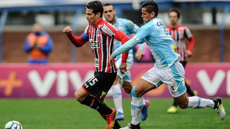 Claudinei aponta abatimento após gol, mas crê em reação do Avaí